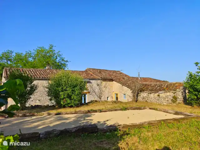 Gite Valades - piscine et vue | France, Tarn-et-Garonne, Saint-Antonin-Noble-Val - manoir / château Devant la maison avec le terrain de pétanque