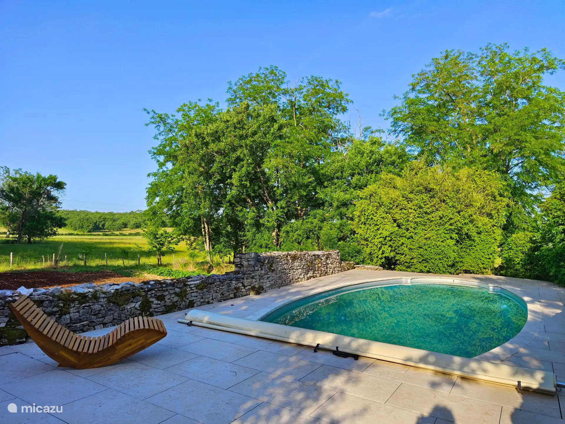 Schwimmbad im Garten und Blick auf die Umgebung