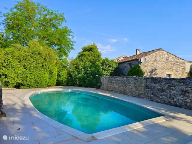 Gite Valades - piscine et vue | France, Tarn-et-Garonne, Saint-Antonin-Noble-Val - manoir / château La maison et la piscine