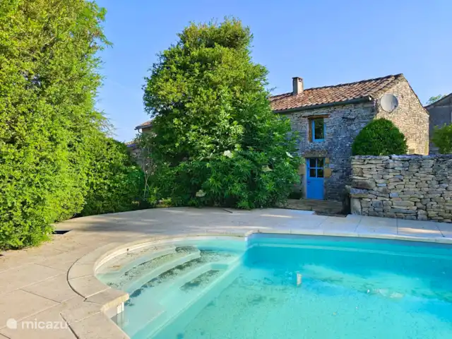 Gite Valades - piscine et vue | France, Tarn-et-Garonne, Saint-Antonin-Noble-Val - manoir / château La maison et la piscine