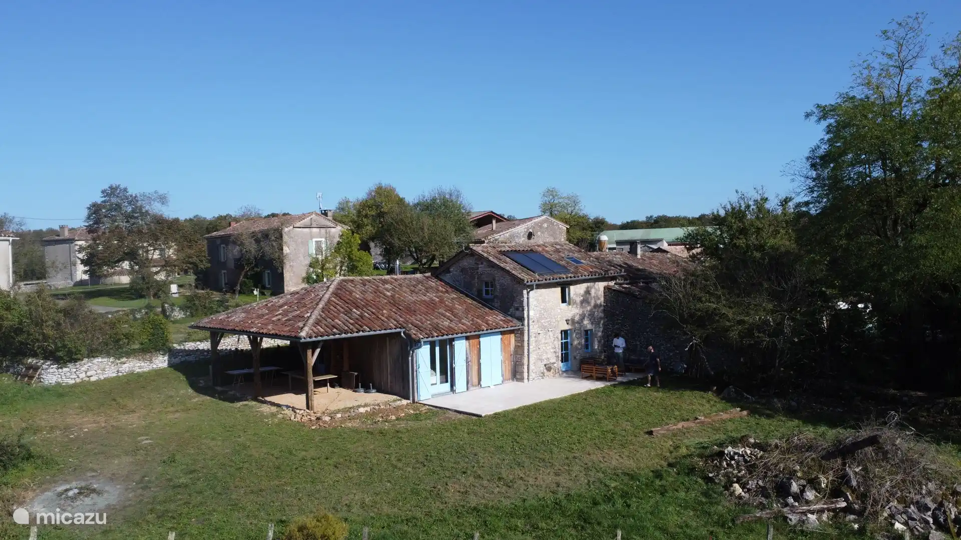 In einem kleinen, ruhigen Weiler mit nur vier Häusern gelegen, verbindet dieser charmante authentische Weinbauernhof authentischen französischen Stil mit modernem Komfort. Das 2500m² große Grundstück umfasst einen Swimmingpool, einen Petanque-Platz, Terrassen, eine überdachte Terrasse mit Blick auf die Wiesen 