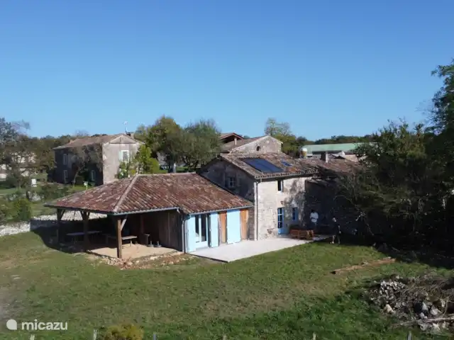 Gite Valades - piscine et vue | France, Tarn-et-Garonne, Saint-Antonin-Noble-Val - manoir / château Située dans un petit hameau tranquille de quatre maisons seulement, cette charmante ferme viticole authentique allie le style français authentique au confort moderne. Le terrain de 2500m² comprend une piscine, un terrain de pétanque, des terrasses, une terrasse couverte avec vue sur les prairies