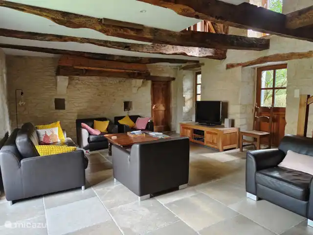 Gite Valades - piscine et vue | France, Tarn-et-Garonne, Saint-Antonin-Noble-Val - manoir / château Salon avec accès sur le terrasse