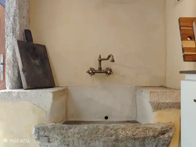 Gite Valades - piscine et vue | France, Tarn-et-Garonne, Saint-Antonin-Noble-Val - manoir / château Ancien lavabo