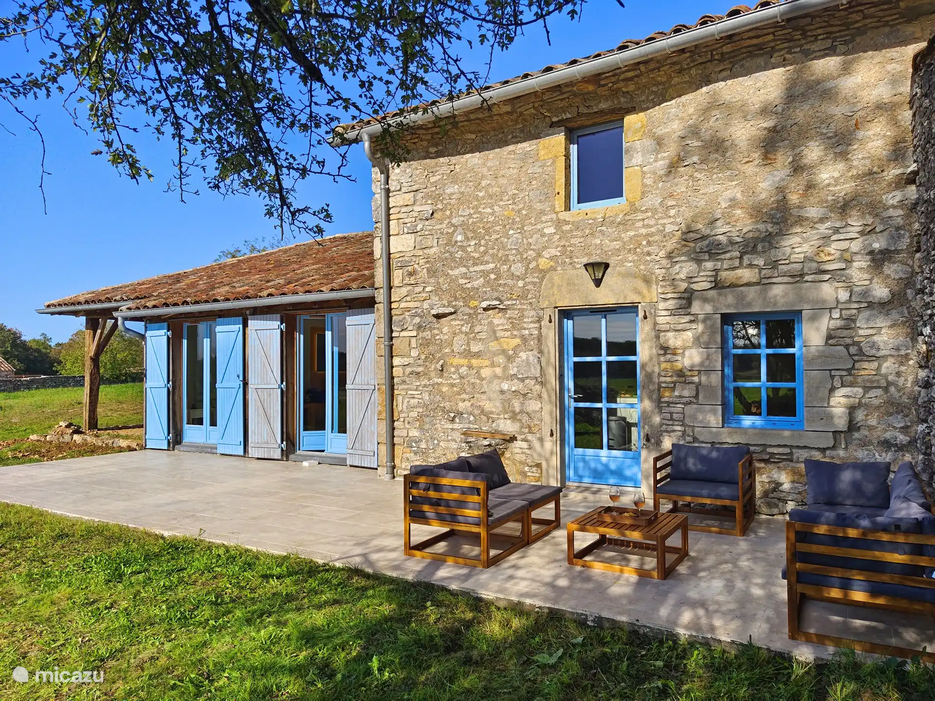 Terrasse mit Blick auf die umliegenden Wiesen