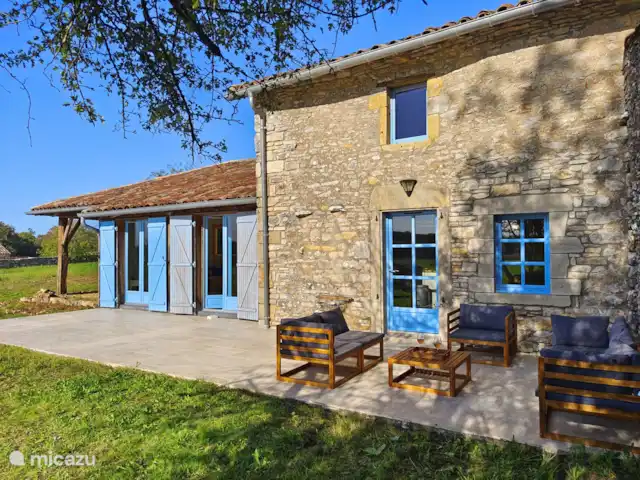 Gite Valades - piscine et vue | France, Tarn-et-Garonne, Saint-Antonin-Noble-Val - manoir / château Terrasse avec vue sur les prairies environnantes