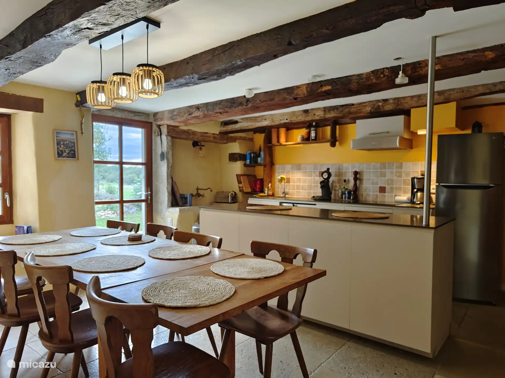 Küche und Esszimmer mit Zugang zur Terrasse