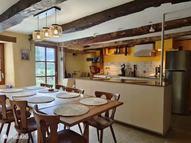 Gite Valades - piscine et vue | France, Tarn-et-Garonne, Saint-Antonin-Noble-Val - manoir / château Cuisine et salle à manger avec accès sur le terrasse