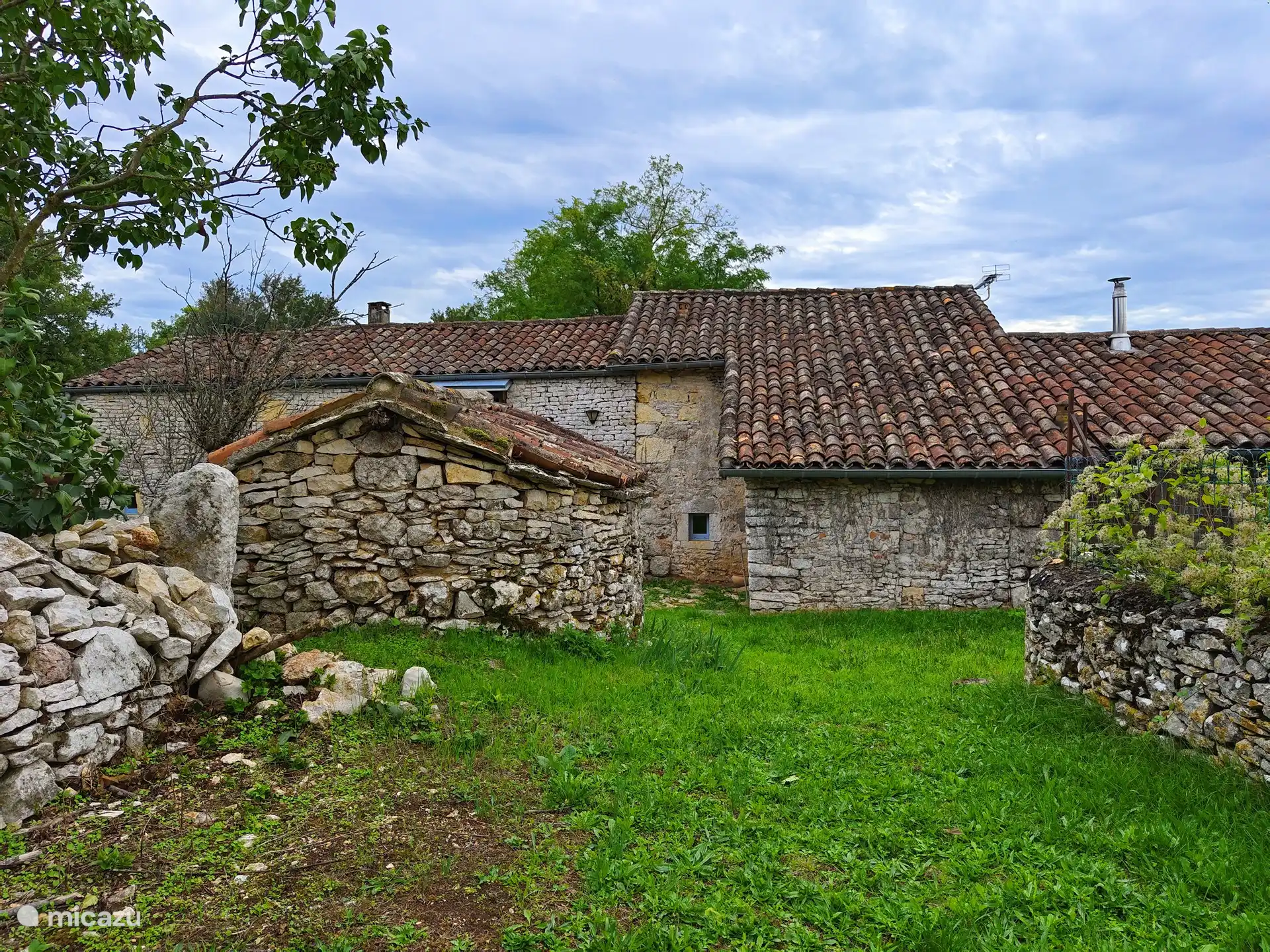 In einem kleinen, ruhigen Weiler mit nur vier Häusern gelegen, verbindet dieser charmante authentische Weinbauernhof authentischen französischen Stil mit modernem Komfort. 
