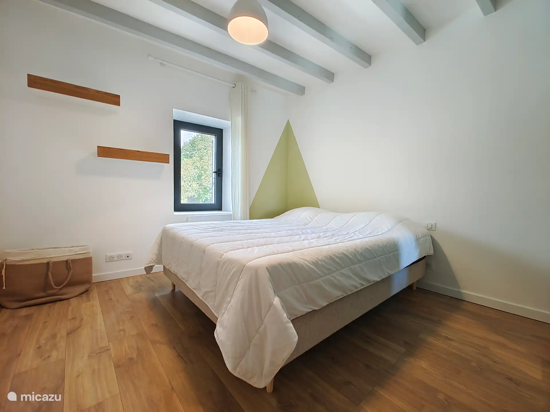 Schlafzimmer mit Doppelbett