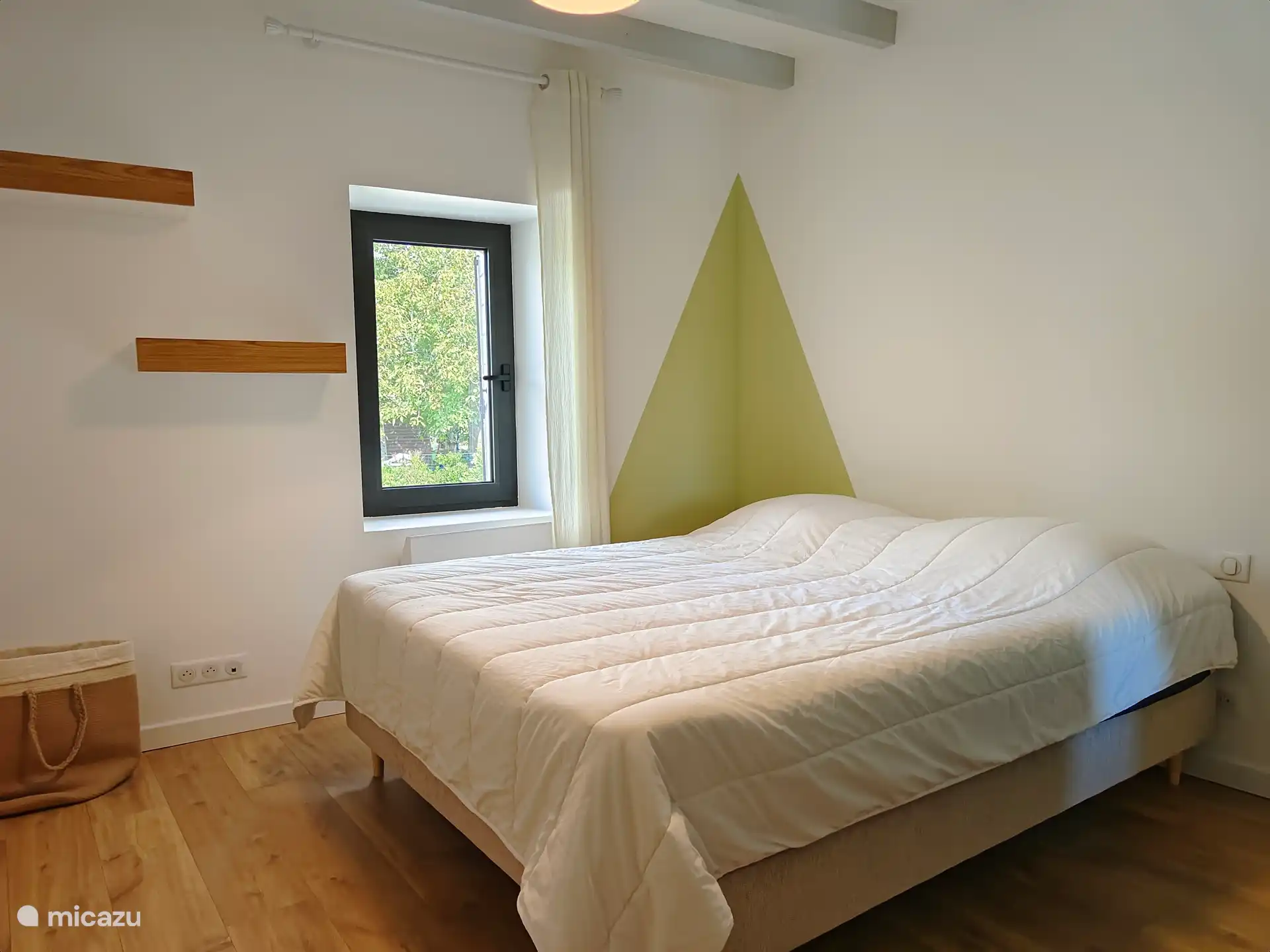 Schlafzimmer mit Doppelbett