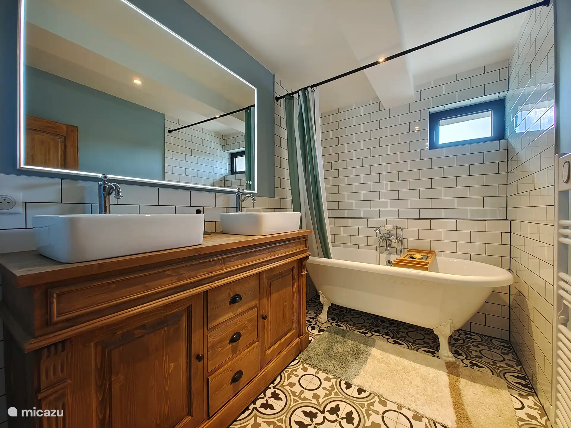 Badezimmer mit Waschbecken