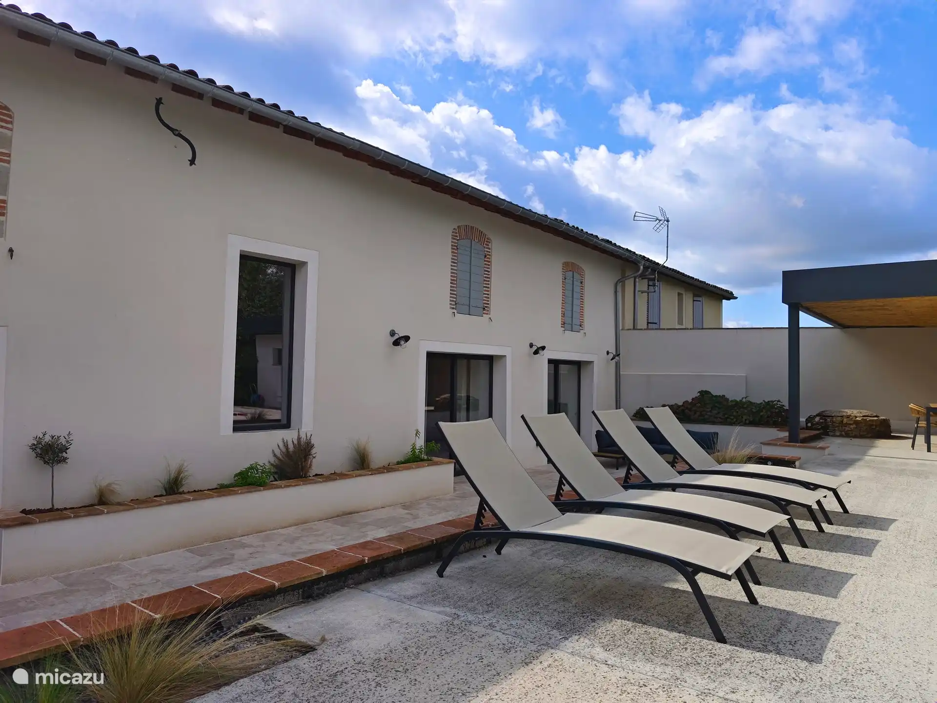 Liegestühle am Pool