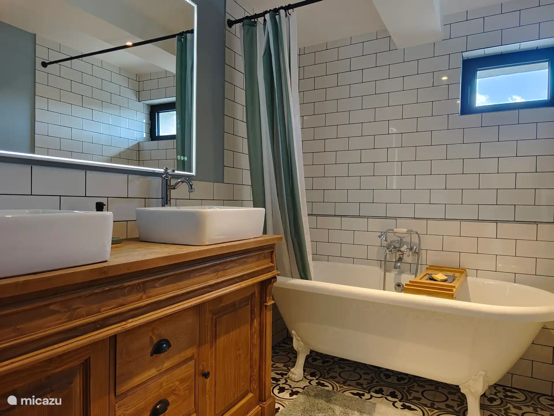 Badezimmer mit Waschbecken