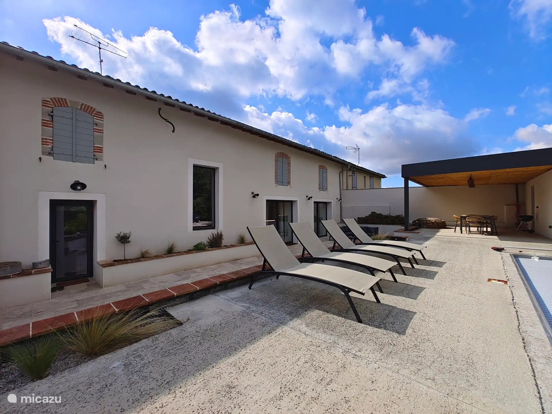 Die beiden Terrassen und Liegestühle am Pool