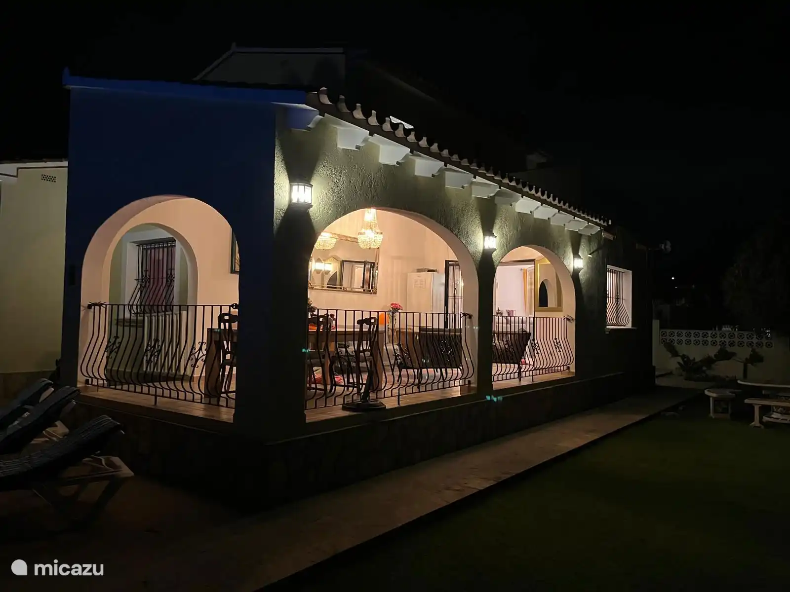 Het is heerlijk vertoeven op het terras in de avond met uitzicht op Benitachell.