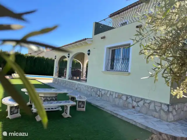 Casa Tien bij Javea en Moraira. huren in Spanje, Costa Blanca, Benitachell - villa Het huis met het balkon vanaf de olijfboom gezien.