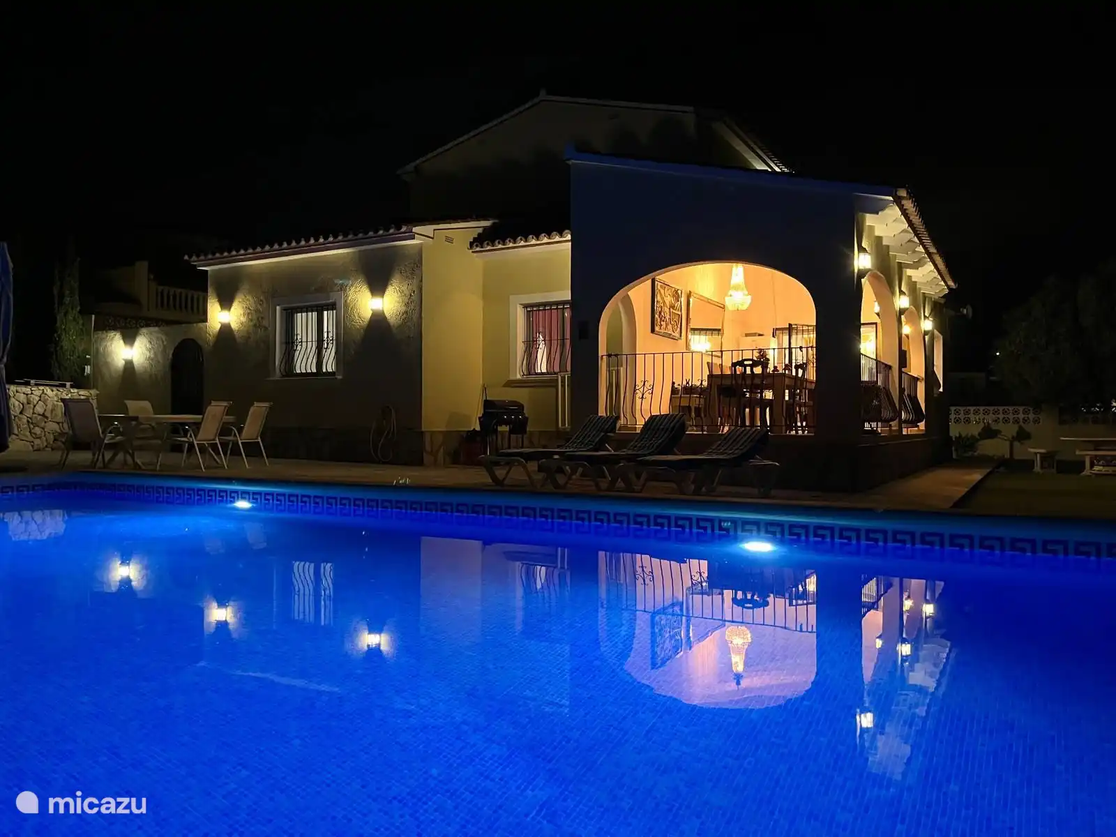 Het zwembad kunt u in de avond verlichten, voor een late night swim.