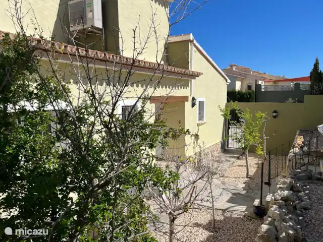 Casa Tien bij Javea en Moraira. huren in Spanje, Costa Blanca, Benitachell - villa Voorkant van het huis. Foto genomen in de winter. In de zomer geven de bomen fruit.