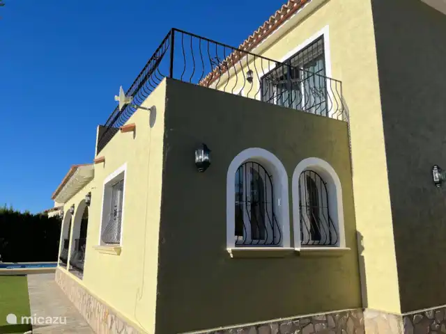 Casa Tien bij Javea en Moraira. huren in Spanje, Costa Blanca, Benitachell - villa We hebben ons huis in twee kleuren laten schilderen. Alle noordkanten olijfgroen en de rest zonnig geel.