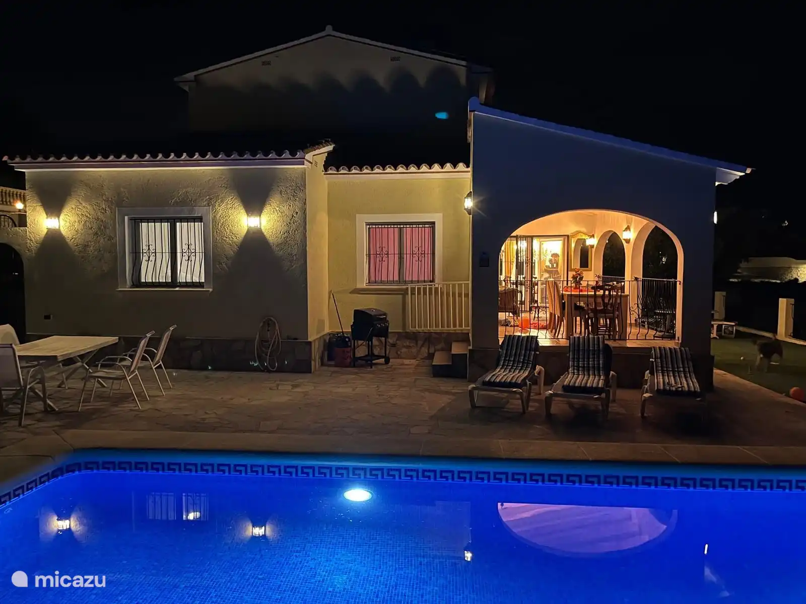 Een barbecue op gas staat klaar. 