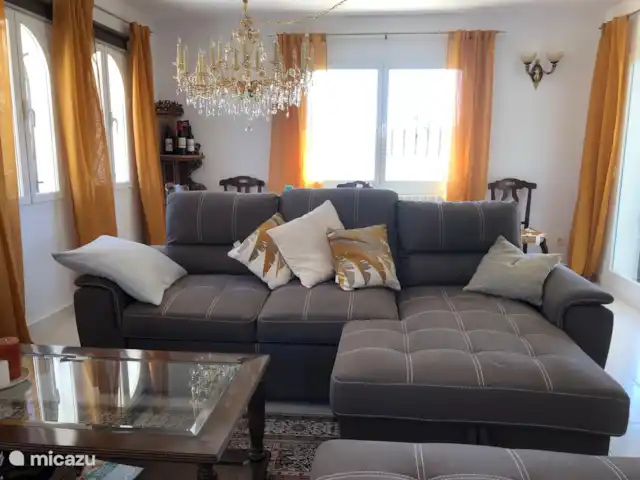 Casa Tien bij Javea en Moraira. huren in Spanje, Costa Blanca, Benitachell - villa De huiskamer is ruim. Twee grote bankstellen, een Spaanse houten tafel met stoelen om aan te eten of aan te werken en een extra eetgedeelte vlakbij de keuken. Tevens hangt er een mooie kroonluchter die voor een aparte sfeer zorgt.