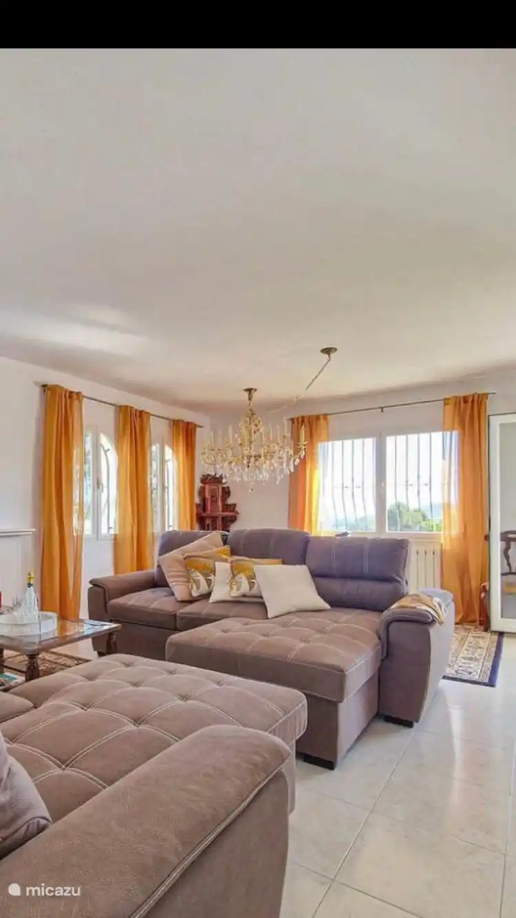 een gezellige huiskamer met uitzicht.