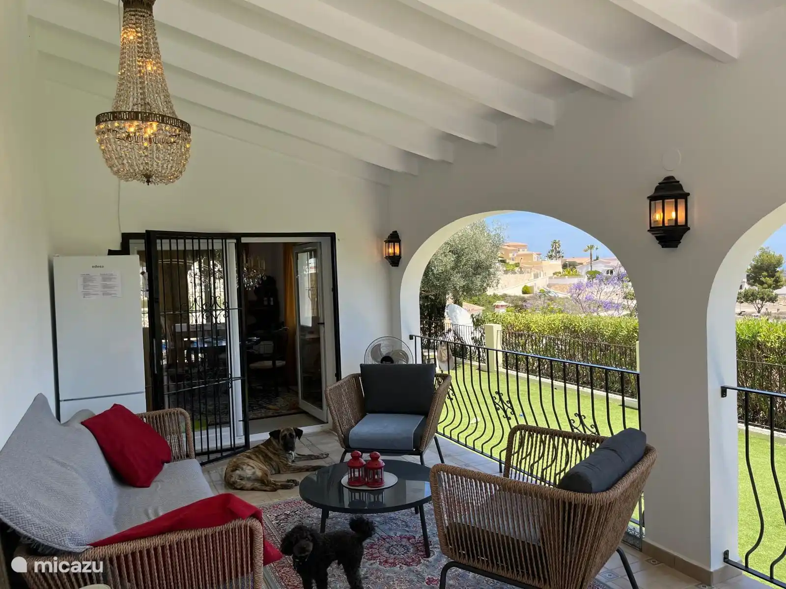 Ook staat er op het terras een grote ijskast. Uw gekoelde drankje is altijd binnen handbereik.