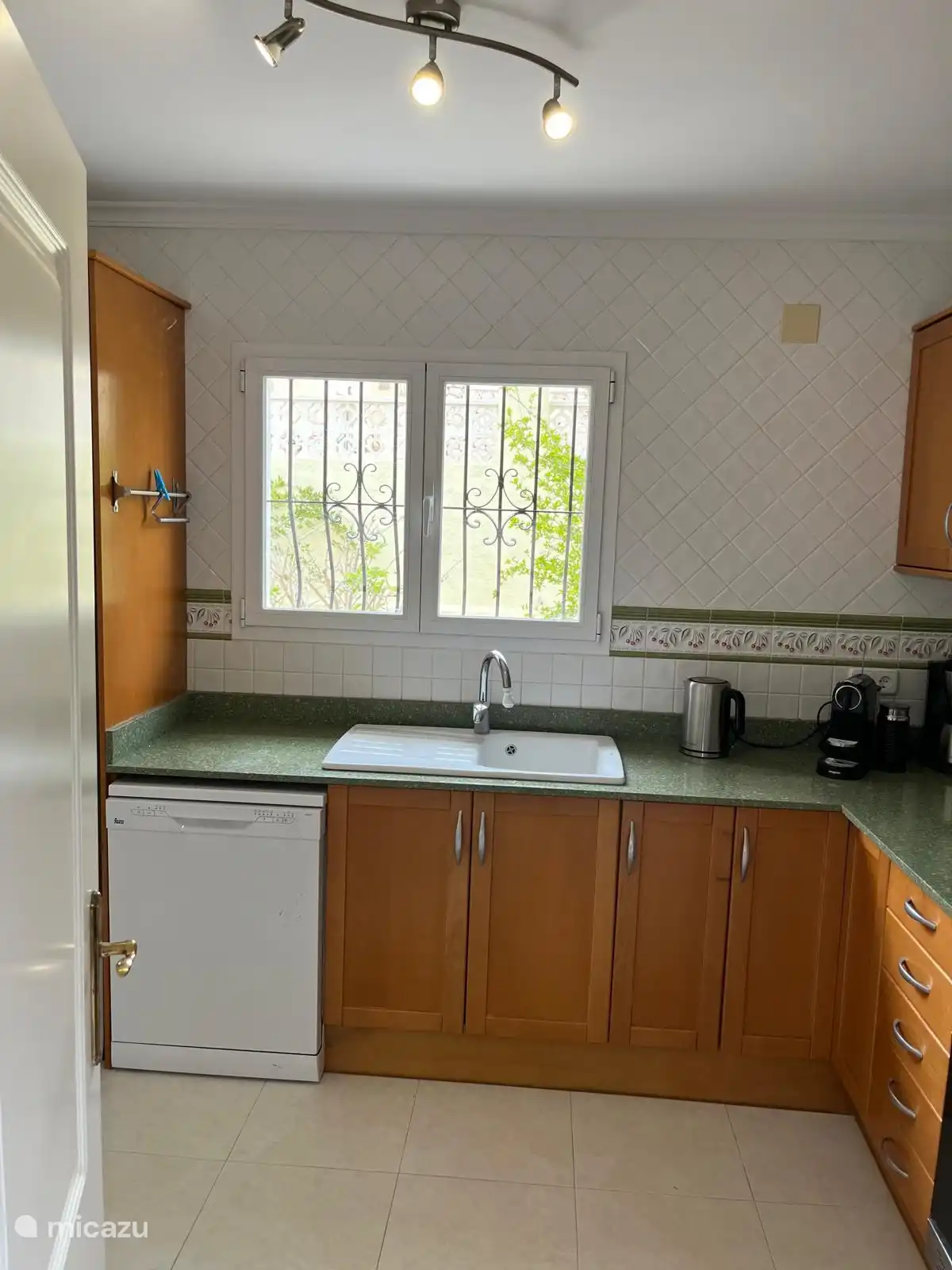 De keuken is simpel, schoon en goed uitgerust. Een grote ijskast, een nieuw gasfornuis en een goede afwasmachine.