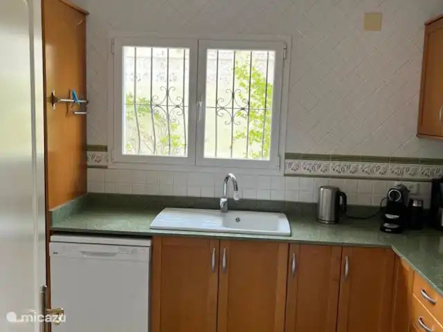 Casa Tien bij Javea en Moraira. huren in Spanje, Costa Blanca, Benitachell - villa De keuken is simpel, schoon en goed uitgerust. Een grote ijskast, een nieuw gasfornuis en een goede afwasmachine.