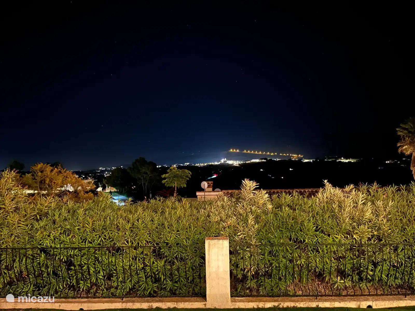 In de avond is het uitzicht vanaf de naya ook mooi op Benitachell en zijn kerkje.