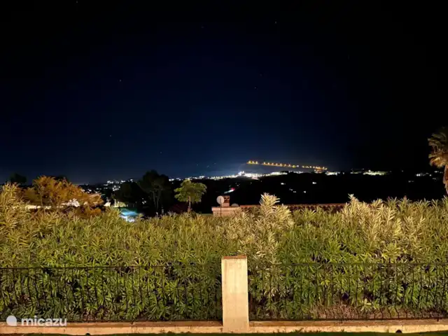 Casa Tien bij Javea en Moraira. huren in Spanje, Costa Blanca, Benitachell - villa In de avond is het uitzicht vanaf de naya ook mooi op Benitachell en zijn kerkje.
