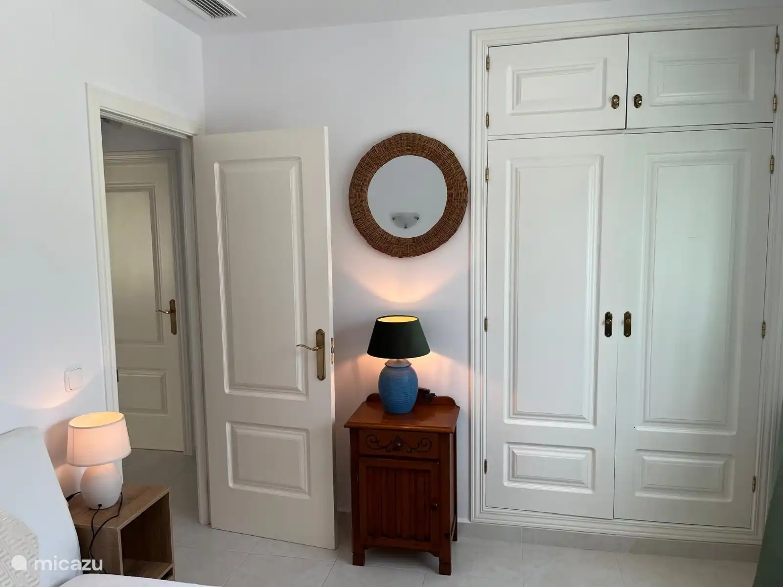 De eerste slaapkamer is voor twee personen. Veel kastruimte, uitzicht op het zwembad, shutters en een centraal geregelde airconditioning.