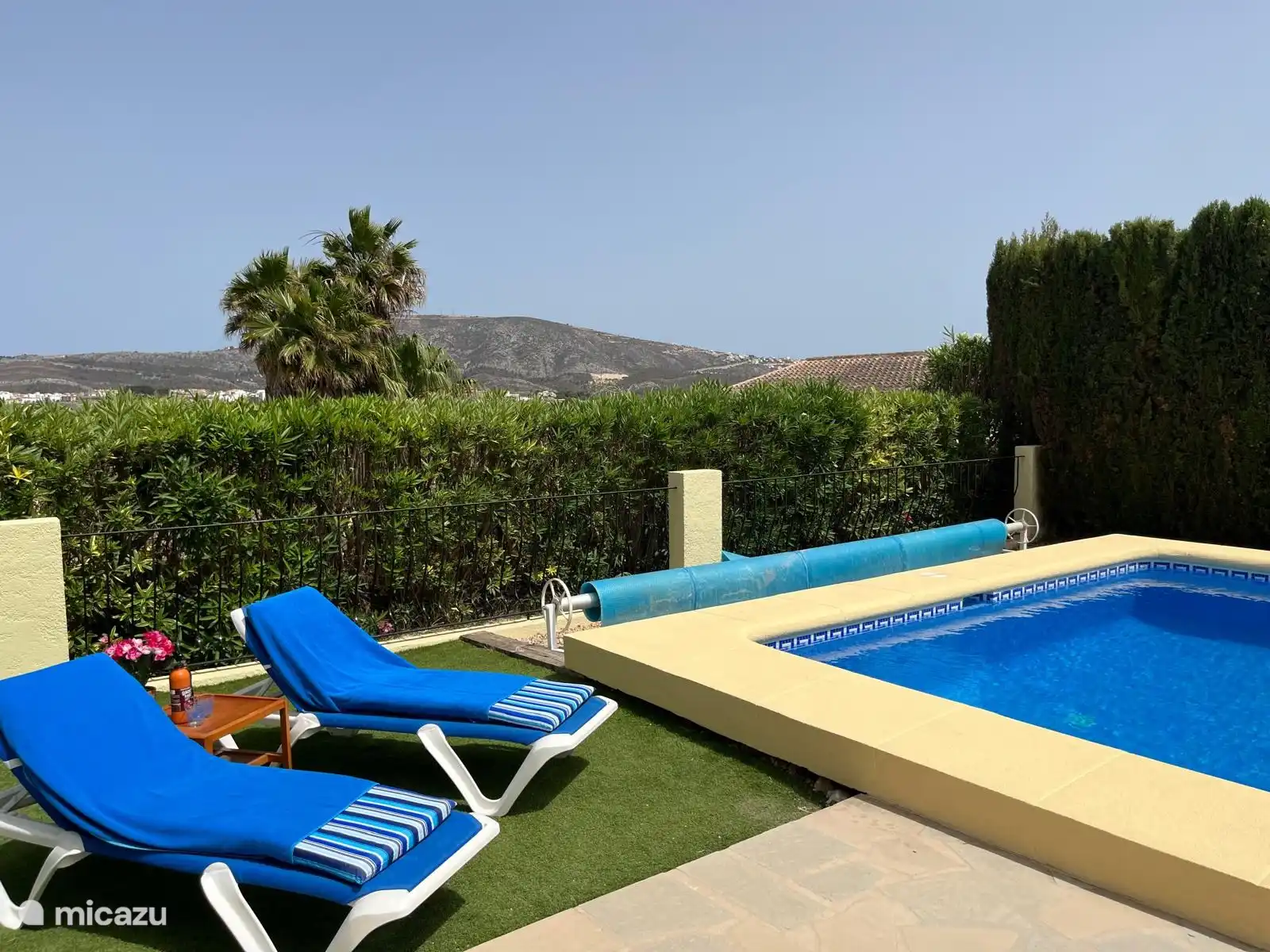 Bij en rond het zwembad is ruimte om uw ligbed in het zonnetje te plaatsen. Maar let u ook op het prachtige uitzicht op Benitachell.