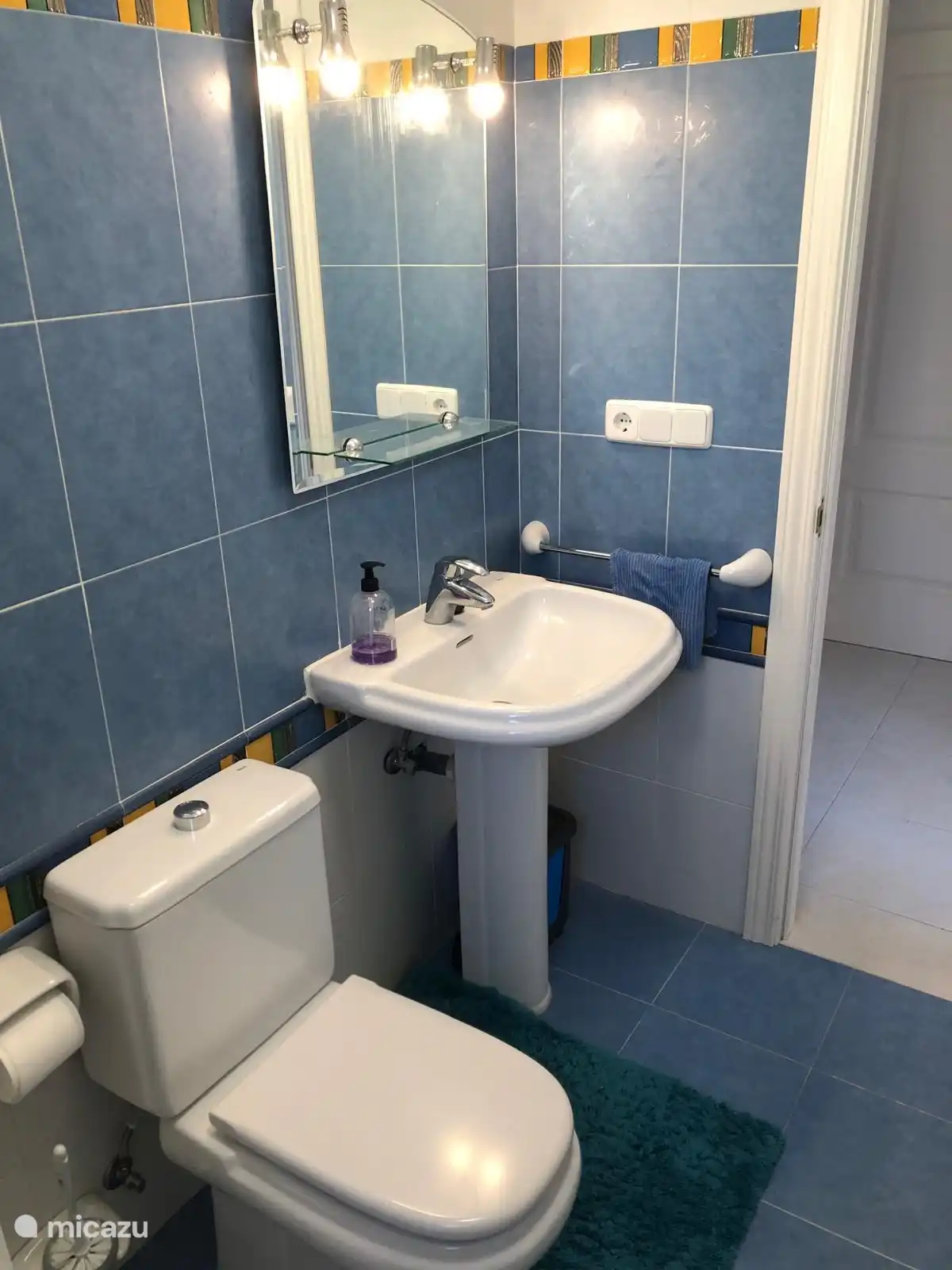 Een kleine maar goede, frisse badkamer. Met een douche met een sterke straal en prima verlichting.