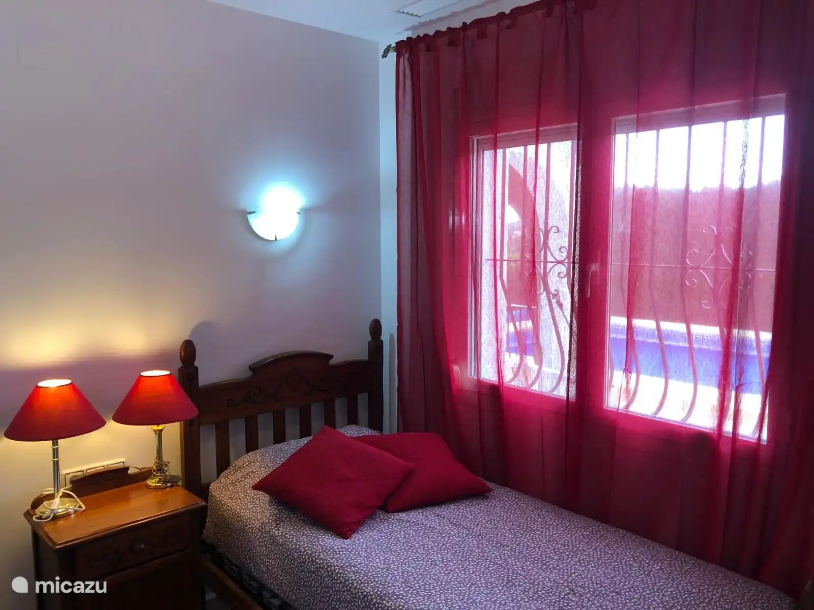 De tweede slaapkamer, met twee losse bedden van het Spaanse hout. Een gezellige slaapkamer, uiteraard ook met airconditioning, een goede spiegel en veel kastruimte.