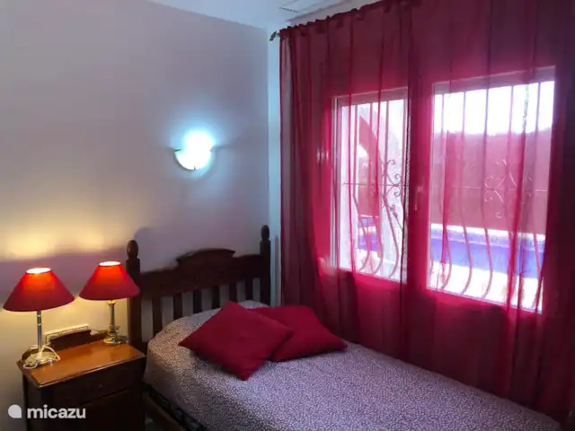 Casa Tien bij Javea en Moraira. huren in Spanje, Costa Blanca, Benitachell - villa De tweede slaapkamer, met twee losse bedden van het Spaanse hout. Een gezellige slaapkamer, uiteraard ook met airconditioning, een goede spiegel en veel kastruimte.