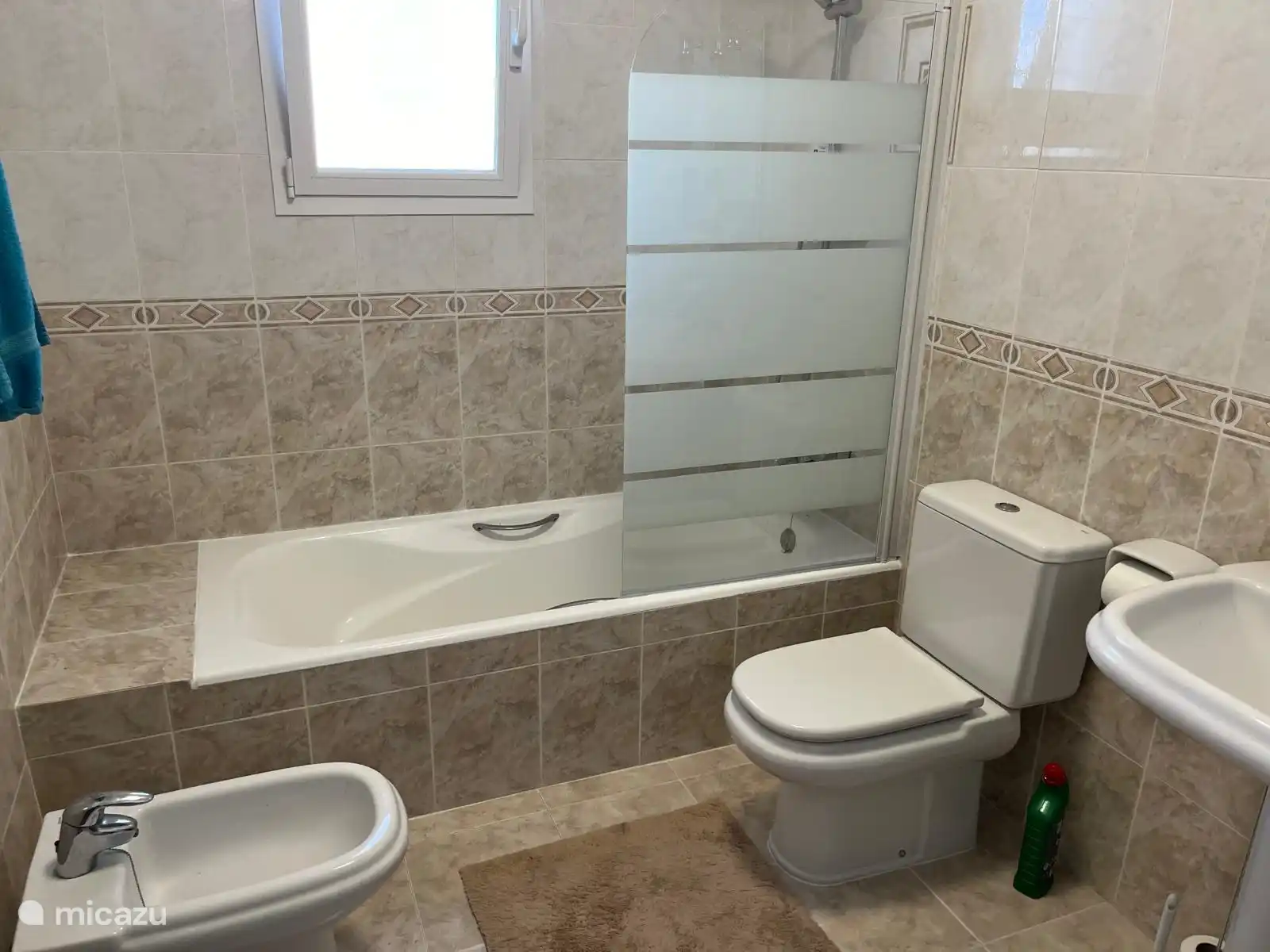 De twee badkamer met lichtbad, bevindt zich op de eerste etage. Een bidet en goede mogelijkheden voor het ophangen van uw kleding.