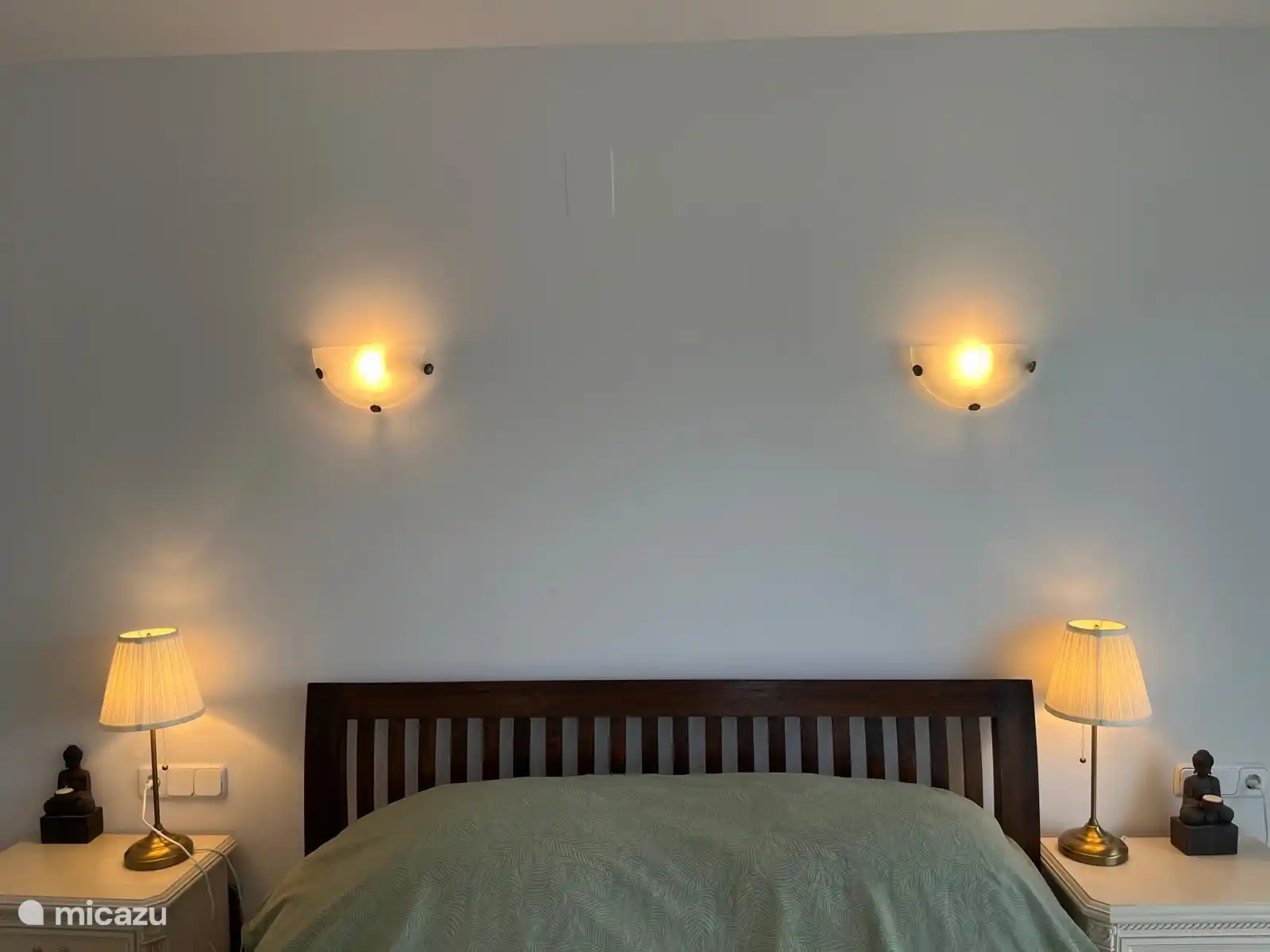 De derde slaapkamer met badkamer en suite is heel ruim en heeft een groot balkon met een zitje en een mooi uitzicht. Deze kamer heeft ook zijn eigen airco.