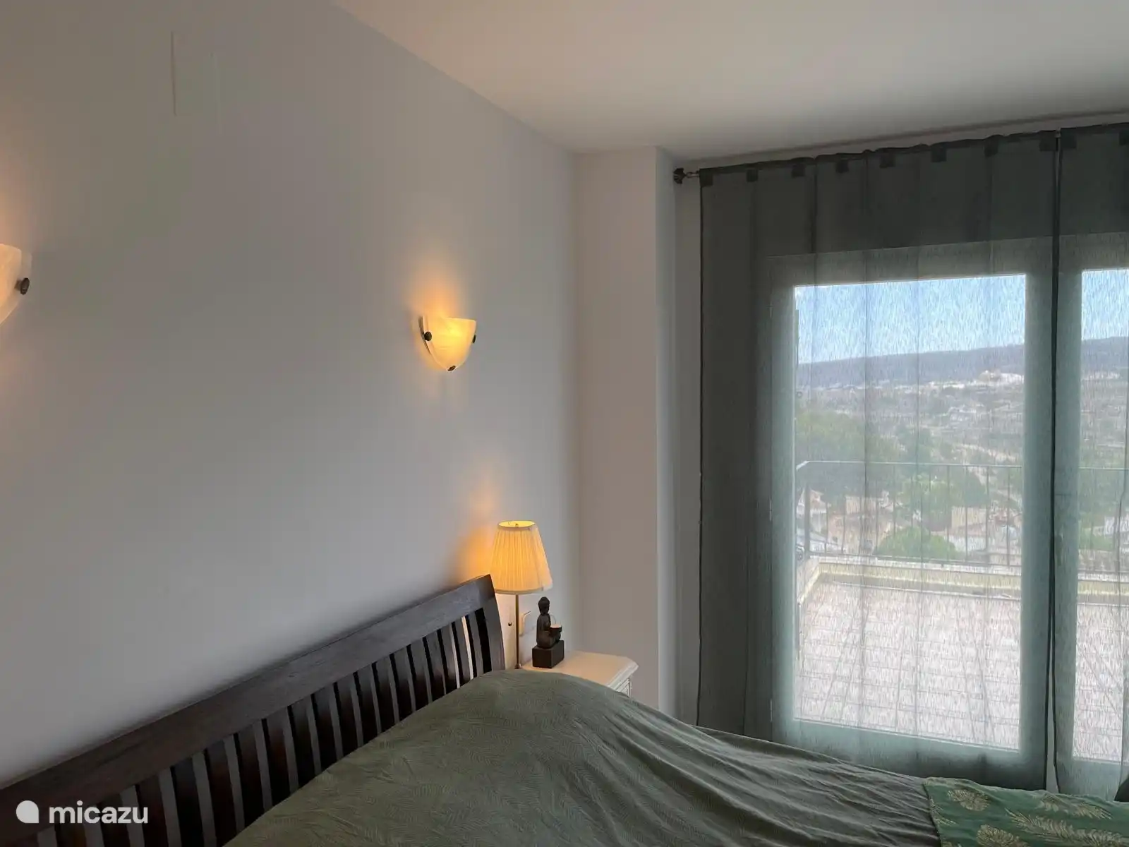 vanuit de slaapkamer ook weer een mooi uitzicht en een heerlijk groot balkon waar u uw was kunt laten drogen.