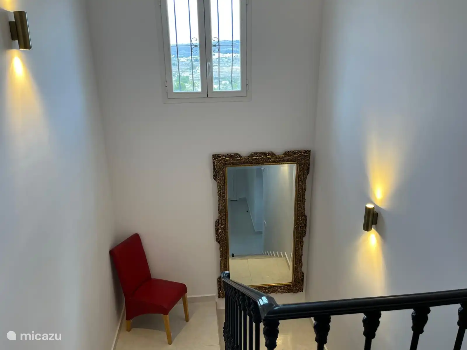 Het trappenhuis is licht en royaal.