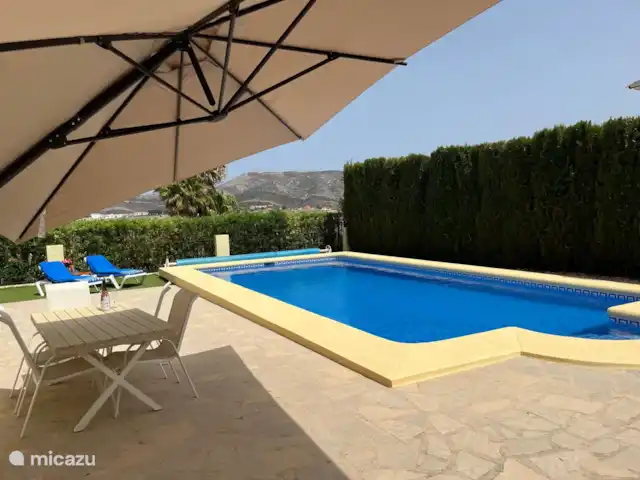 Casa Tien bij Javea en Moraira. huren in Spanje, Costa Blanca, Benitachell - villa De simpel te bedienen reuze parasol graag bij te sterke wind weer inklappen en natuurlijk ook aan het einde van de dag.