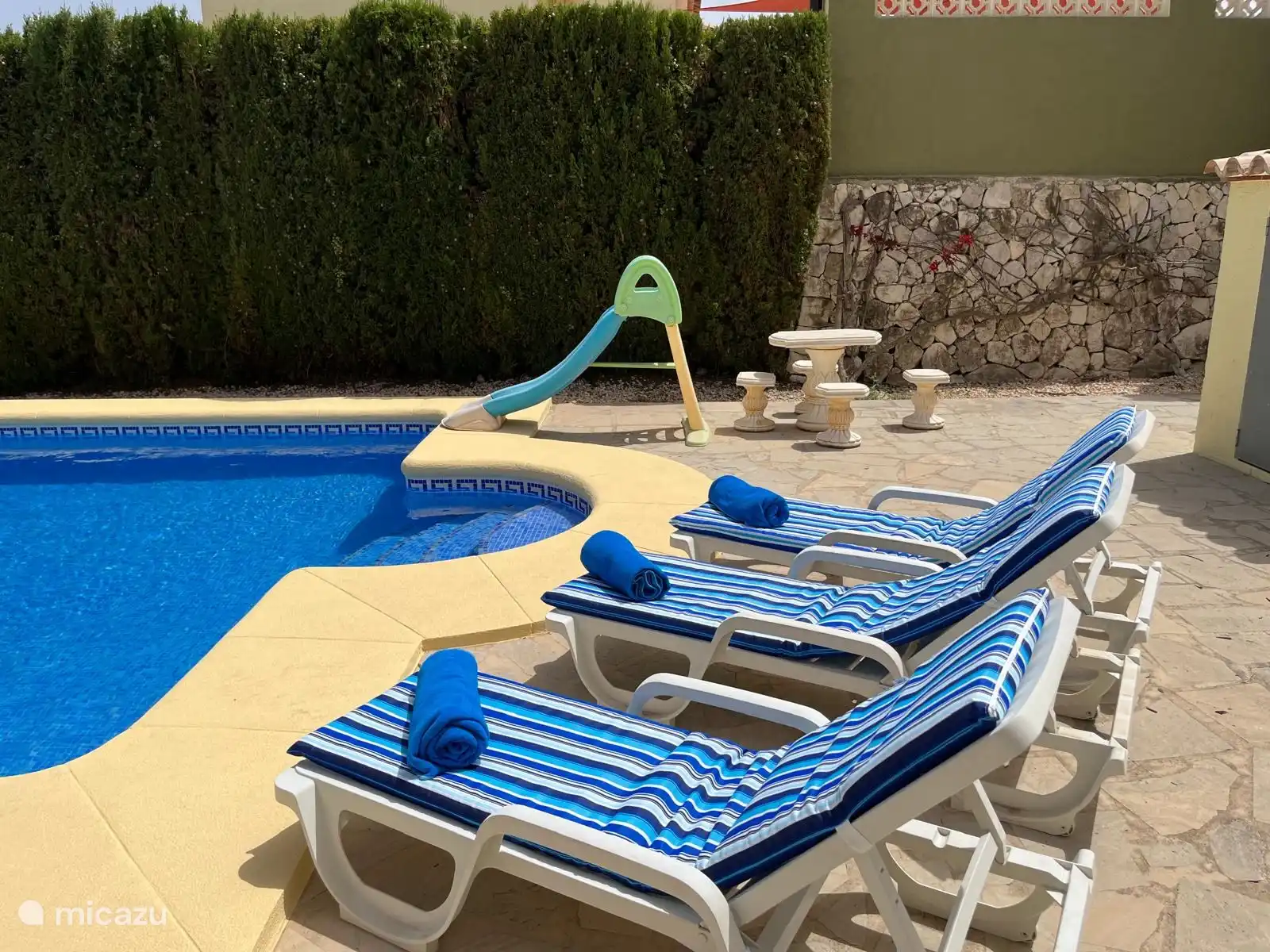 We hebben een kinderhekje laten plaatsen op ons terras zodat de kleintjes niet alleen bij het zwembaddeel terecht kunnen komen. Alleen onder begeleiding mogen kinderen bij het zwembad komen.