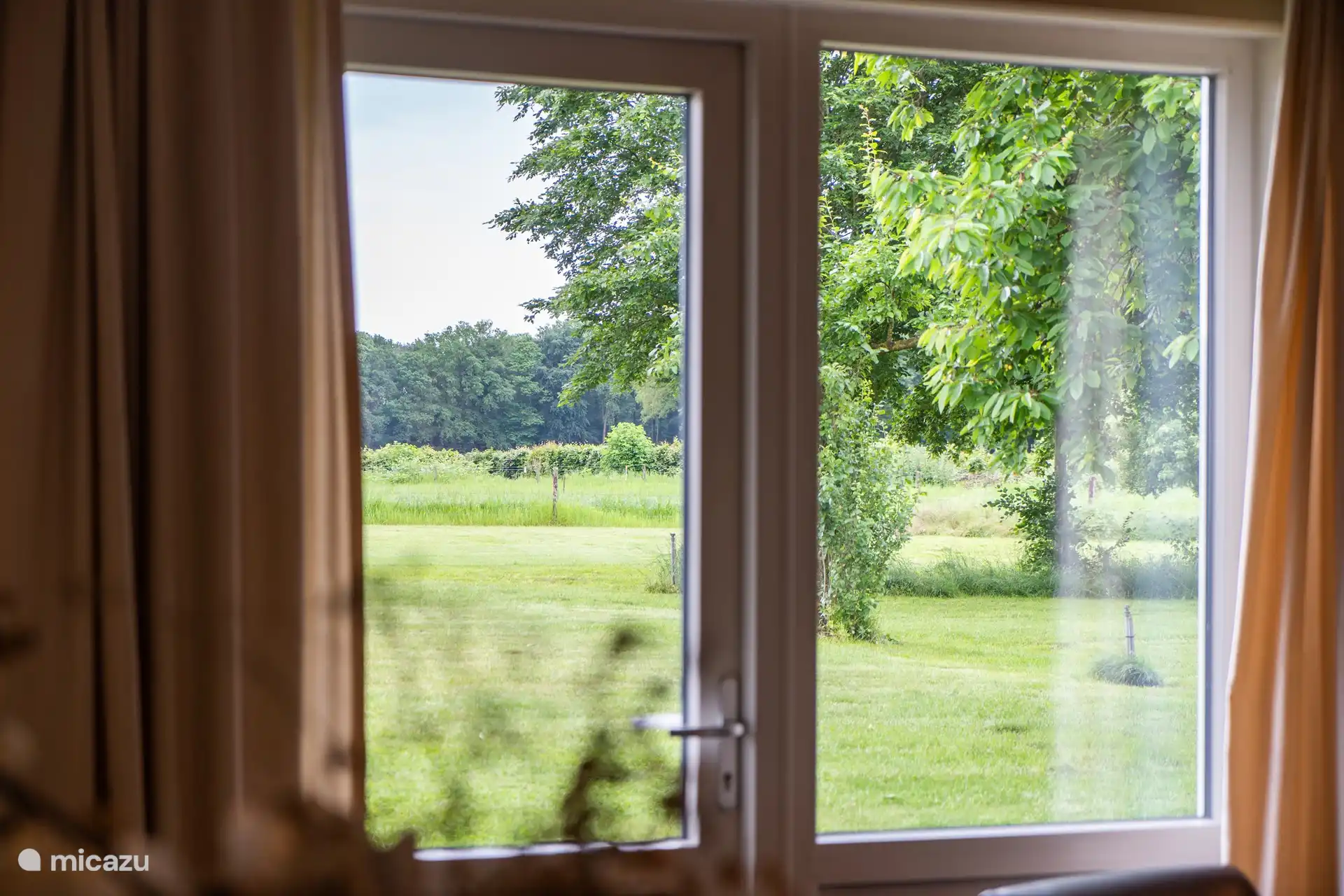 Schlafzimmer mit Blick in die Natur