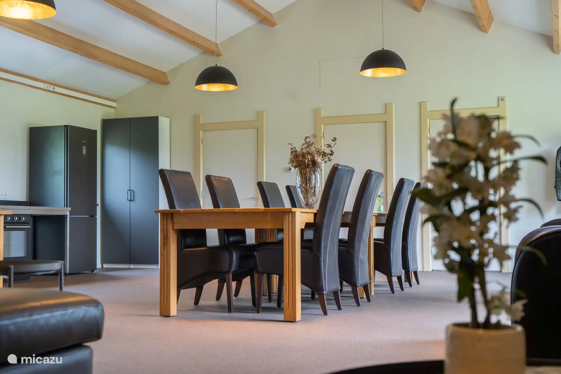 Gtote geräumiges Wohnzimmer mit Lounge-Ecken