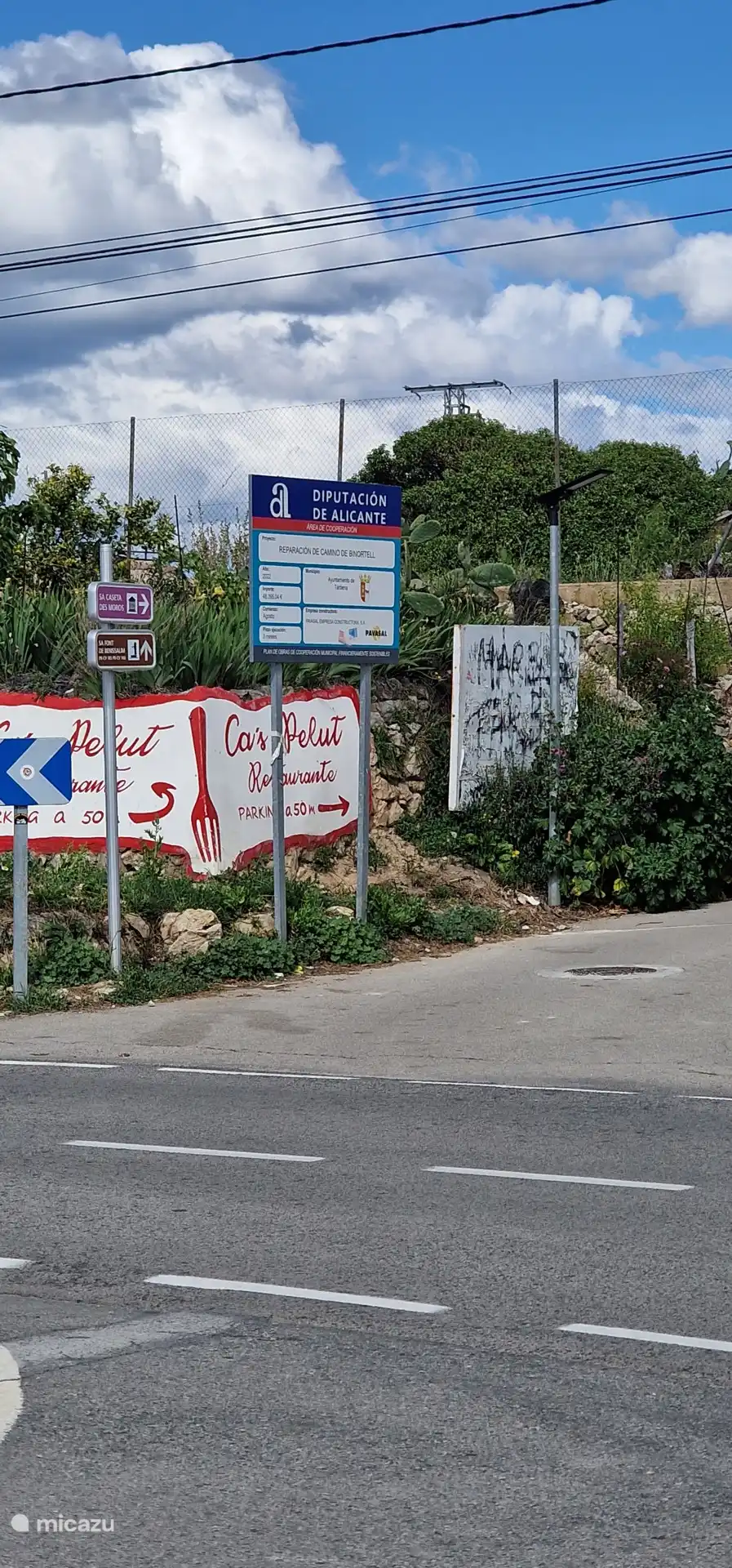 Nehmen Sie diesen Ausgang zum Restaurant Pelut und biegen Sie dann nicht rechts zum Restaurant ab, sondern fahren Sie geradeaus weiter.