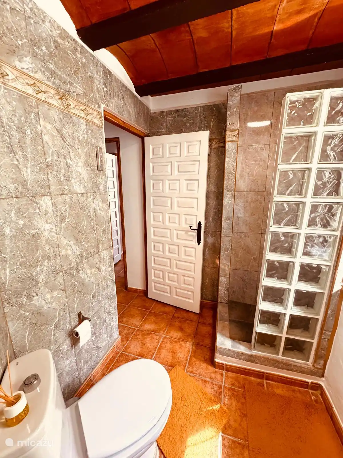 Badezimmer mit Dusche