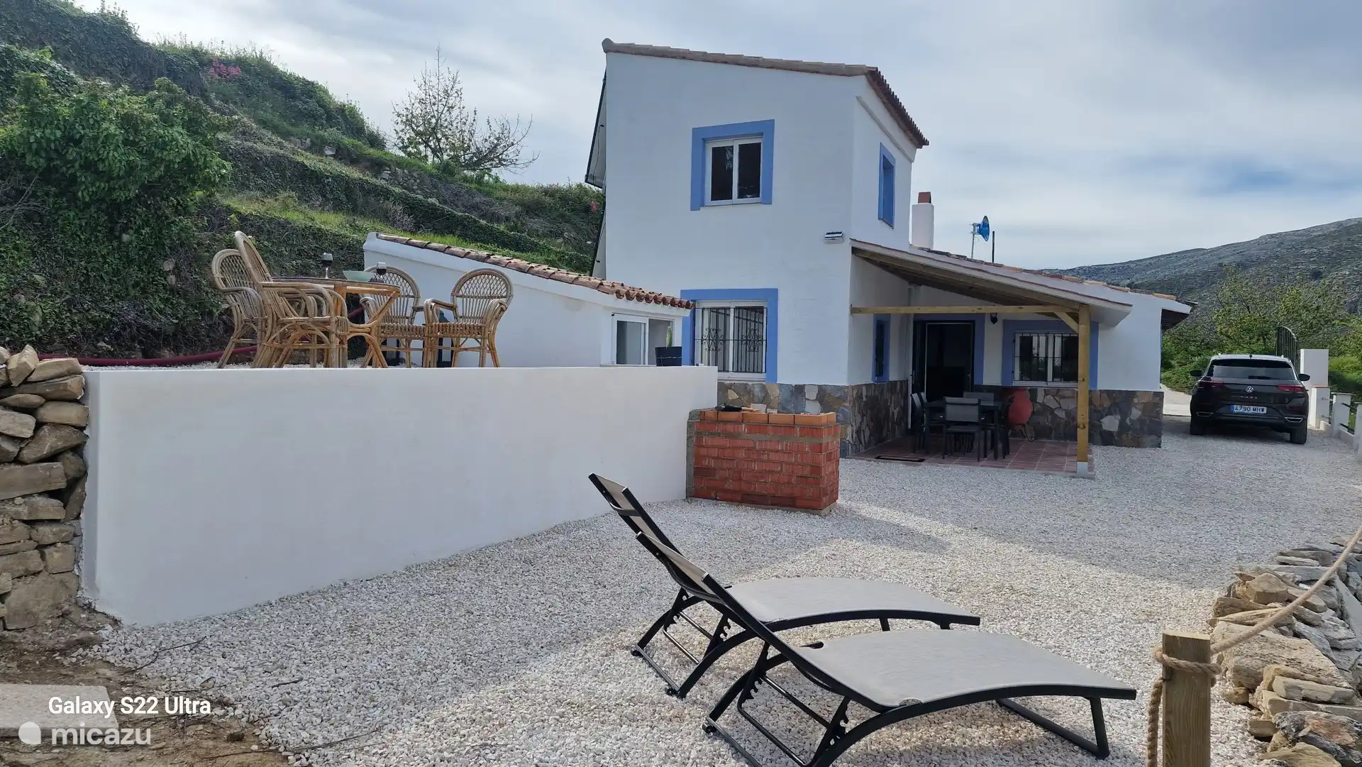 Garten mit Terrasse und Grill. 