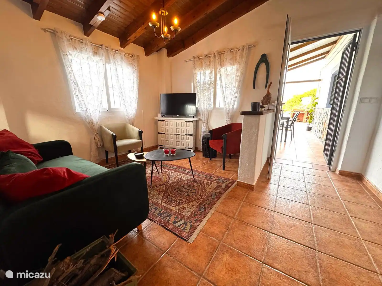 Wohnzimmer mit Zugang zur überdachten Terrasse