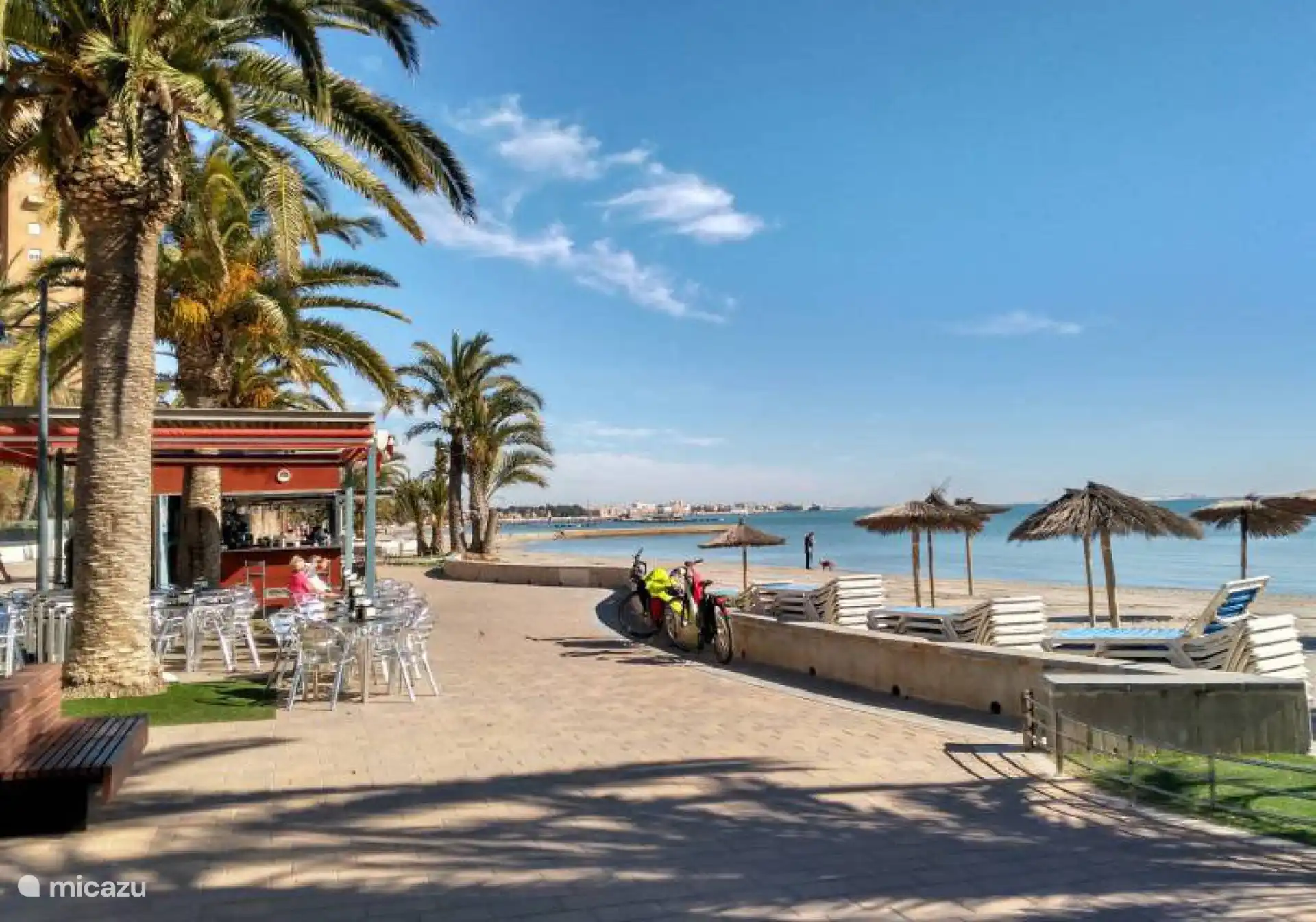 Die endlosen Boulevards entlang der Strände und das Meer mit Strandbars.